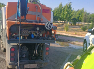 Alcalá de Henares refuerza los baldeos diarios durante el verano para mejorar la limpieza de las calles y reducir los olores