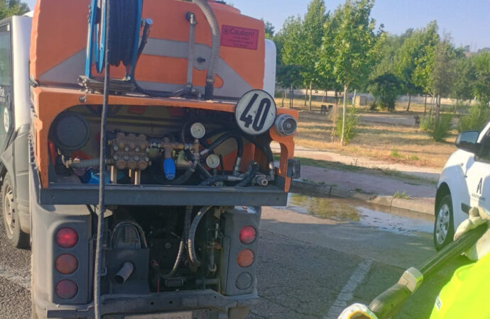 Alcalá de Henares refuerza los baldeos diarios durante el verano para mejorar la limpieza de las calles y reducir los olores
