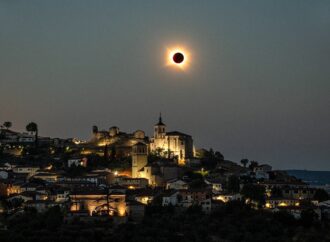 El eclipse deja una imagen histórica y repleta de belleza en Cogolludo, Guadalajara