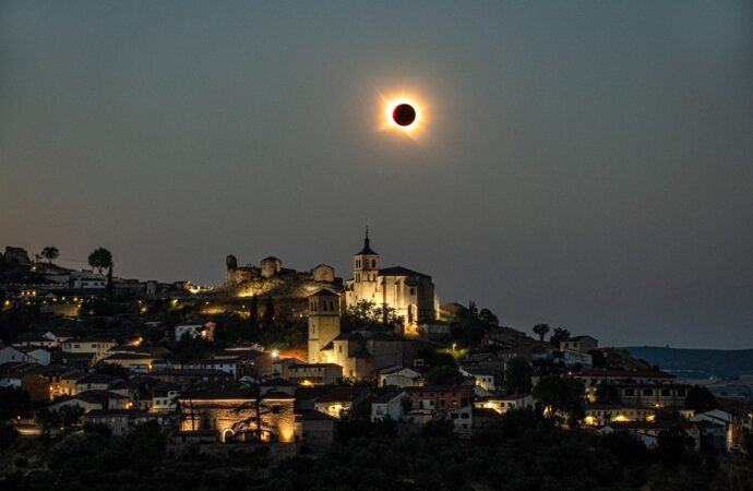 El eclipse deja una imagen histórica y repleta de belleza en Cogolludo, Guadalajara
