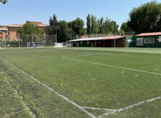 Alcalá renueva el césped artificial de un campo de fútbol 11 de la calle Cogolludo y uno de fútbol 7 de Aguadores