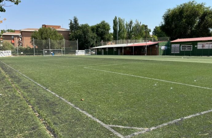 Alcalá renueva el césped artificial de un campo de fútbol 11 de la calle Cogolludo y uno de fútbol 7 de Aguadores