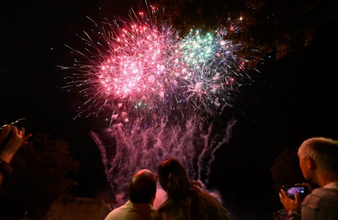 Fin de Fiestas en Alcalá 2026: gran desfile de carrozas, peñas y fuegos artificiales