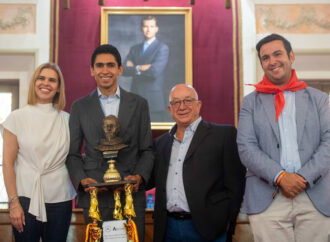 La alcaldesa de Alcalá entrega el trofeo Patrimonio de la Humanidad al torero mexicano Héctor Gutiérrez