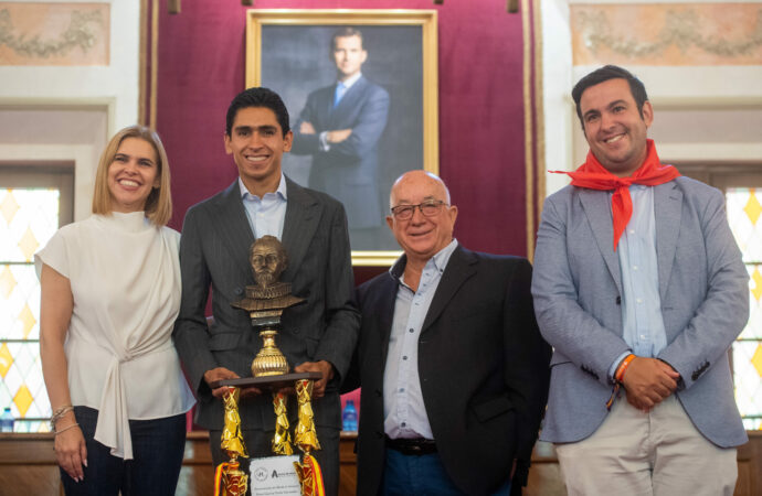 La alcaldesa de Alcalá entrega el trofeo Patrimonio de la Humanidad al torero mexicano Héctor Gutiérrez