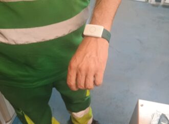 Más de 400 trabajadores del servicio de limpieza de Alcalá de Henares utilizarán pulseras inteligentes para prevenir golpes de calor