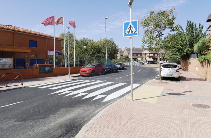 Recta final en la mejora integral de la calle Gonzalo Torrente Ballester en Alcalá de Henares