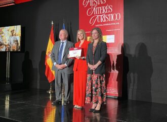 La alcaldesa de Alcalá recibe el diploma que acredita a la Semana Cervantina como Fiesta de Interés Turístico Internacional