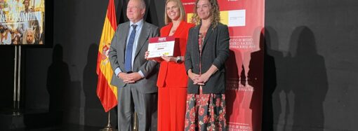 La alcaldesa de Alcalá recibe el diploma que acredita a la Semana Cervantina como Fiesta de Interés Turístico Internacional