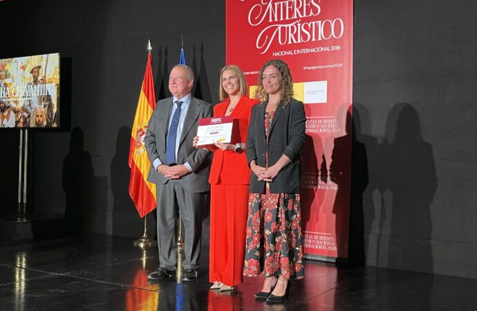 La alcaldesa de Alcalá recibe el diploma que acredita a la Semana Cervantina como Fiesta de Interés Turístico Internacional