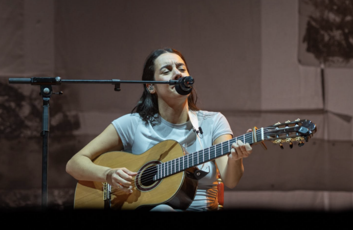 Concierto / Valeria Castro sedujo al público de Alcalá de Henares