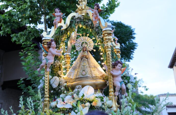 Almonacid acompañó a la Virgen de la Luz en el corazón de sus días más emotivos
