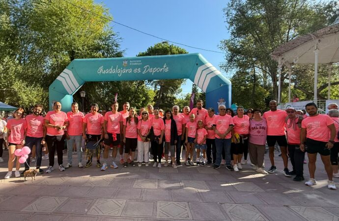 Cerca de 2.000 personas tiñeron Guadalajara de rosa en la XII Marcha Contra el Cáncer