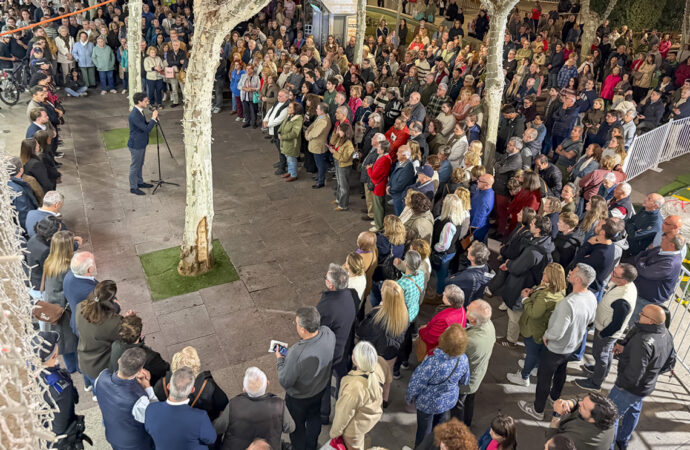 Torrejón guardó un emotivo minuto de silencio en la Plaza Mayor en memoria de las víctimas del accidente