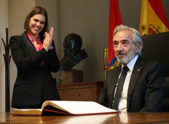 El día que Imanol Arias se acordó de Pedro Atienza al recoger el Premio de las Artes y las Letras Ciudad de Alcalá