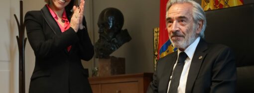 El día que Imanol Arias se acordó de Pedro Atienza al recoger el Premio de las Artes y las Letras Ciudad de Alcalá