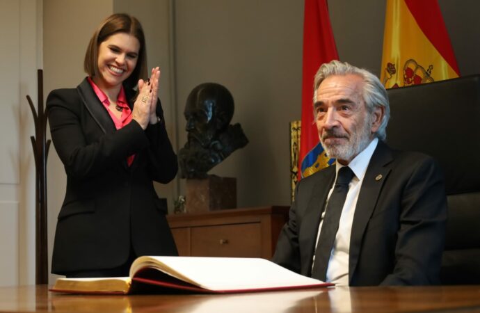 El día que Imanol Arias se acordó de Pedro Atienza al recoger el Premio de las Artes y las Letras Ciudad de Alcalá
