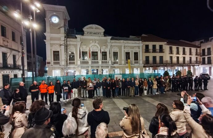 Emotivo minuto de silencio en Guadalajara por las víctimas del accidente de trenes