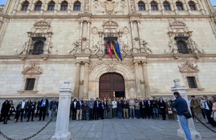 Minuto de silencio de la Universidad de Alcalá en memoria de las víctimas del accidente ferroviario de Toledo