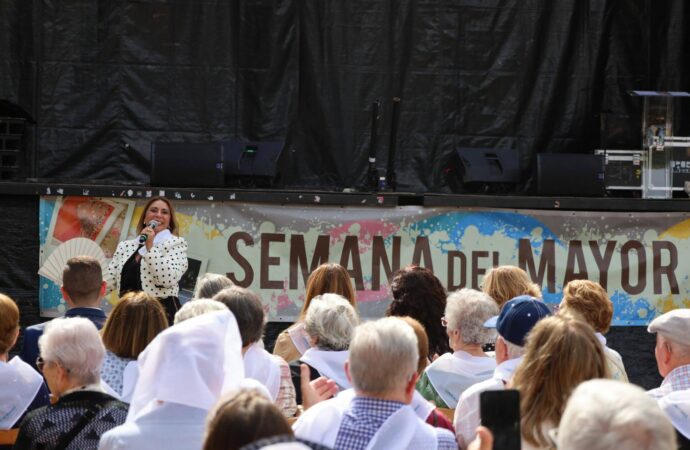 La cantante alcalaína, Sonia Andrade, ofreció el pregón de la Semana del Mayor en Alcalá de Henares